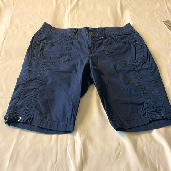 Gloria Vanderbilt Pants - Women’s size 6 navy blue Gloria Vanderbilt Chino shorts